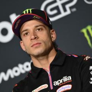 MotoGp, Bezzecchi si scusa: "Nessuna giustificazione". L'abbraccio con il marshall dopo la lite MotoGp, Bezzecchi si scusa: "Nessuna giustificazione". L'abbraccio con il marshall dopo la lite