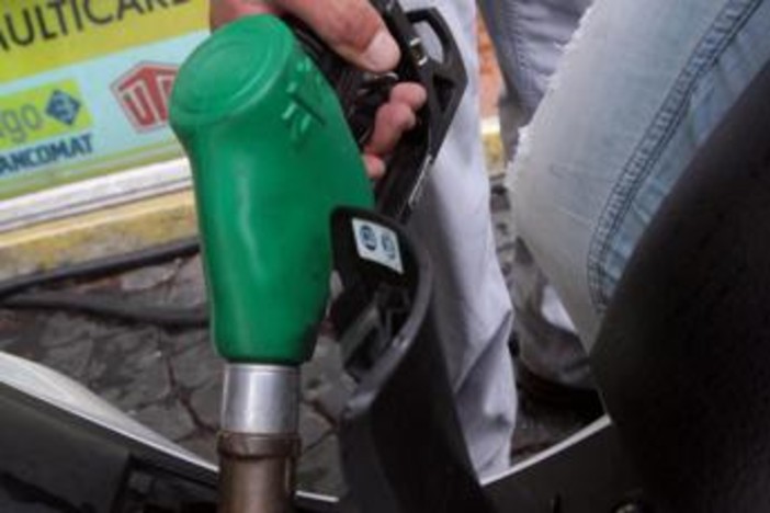 Carburanti, tredicesimo giorno di calo dei prezzi ﻿per benzina e diesel