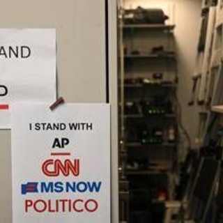Usa, giudice ordina a Trump lo stop al bando dei media: "Riammetta alla Casa Bianca Cnn, MsNow e Politico" Usa, giudice ordina a Trump lo stop al bando dei media: "Riammetta alla Casa Bianca Cnn, MsNow e Politico"