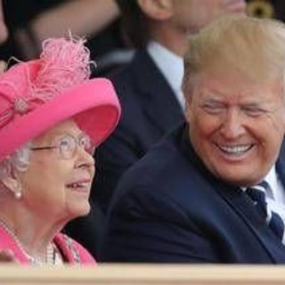 Trump, la stima per Elisabetta: l'ultimo ritratto della regina nel salone di Mar a Lago Trump, la stima per Elisabetta: l'ultimo ritratto della regina nel salone di Mar a Lago