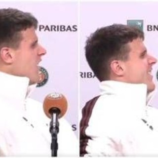 Roland Garros, crampi per Mensik... in conferenza stampa