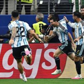 Messi segna, esulta con giornalista e lo commuove: "È la foto della mia vita" Messi segna, esulta con giornalista e lo commuove: "È la foto della mia vita"