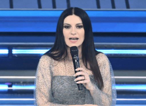 Sanremo, la gaffe 'piccante' di Pausini col microfono: "Mamma tutto bene..." Sanremo, la gaffe 'piccante' di Pausini col microfono: "Mamma tutto bene..."