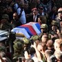 Serbia, migliaia a Belgrado per i funerali di Mladic. Ue: "Era un criminale" Serbia, migliaia a Belgrado per i funerali di Mladic. Ue: "Era un criminale"