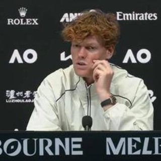 Sinner, via il 'braccialetto' agli Australian Open: "E' vietato, lo tolgo"