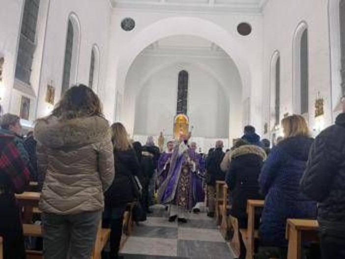 Messa di riparazione nella chiesa profanata a Ostia, cardinale Reina: "Feriti ma ne usciremo più forti" Messa di riparazione nella chiesa profanata a Ostia, cardinale Reina: "Feriti ma ne usciremo più forti"