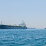 Petroliera colpita da tre proiettili nello Stretto di Hormuz, nessuna vittima Petroliera colpita da tre proiettili nello Stretto di Hormuz, nessuna vittima