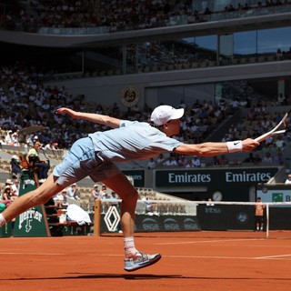 Crollo fisico per Sinner, è fuori al secondo turno del Roland Garros