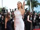 Laila Hasanovic conquista Cannes, la fidanzata di Sinner sfila con l'abito da 'sposina' Laila Hasanovic conquista Cannes, la fidanzata di Sinner sfila con l'abito da 'sposina'