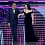 Sanremo 2026, Laura Pausini 'inciampa' sulle parole: lo 'sfottò' di Can Yaman