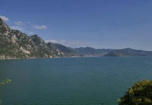 Lago di Garda, si tuffa per salvare ragazzo e non riemerge