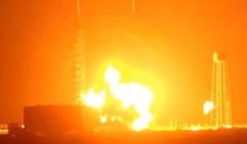 Il razzo di Blue Origin esplode durante il test sulla piattaforma di lancio, Bezos: "Personale al sicuro" Il razzo di Blue Origin esplode durante il test sulla piattaforma di lancio, Bezos: "Personale al sicuro"