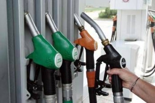 Caro carburanti, prezzo benzina e diesel in aumento anche oggi: quanto costano al litro