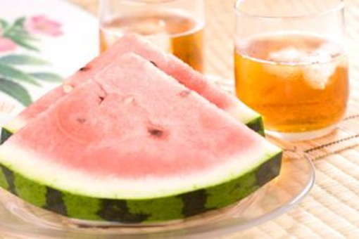 Anguria frutto dell'estate, istruzioni per l'uso: "Anche semi e buccia si possono mangiare"