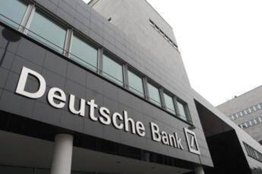 Deutsche Bank, perquisizioni a Francoforte e Berlino: indagini su riciclaggio Deutsche Bank, perquisizioni a Francoforte e Berlino: indagini su riciclaggio
