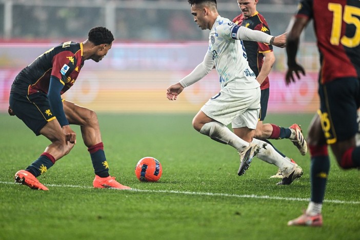 L’Inter batte il Genoa 2-1 al “Ferraris” ed è sola in vetta L’Inter batte il Genoa 2-1 al “Ferraris” ed è sola in vetta