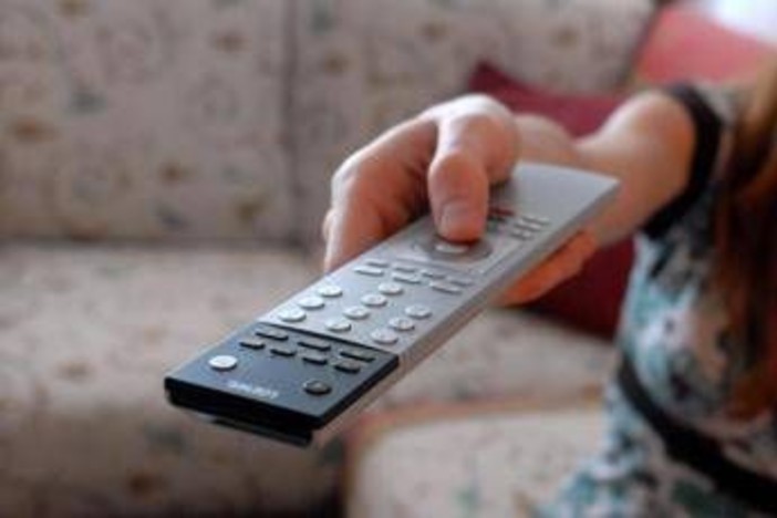 Ascolti tv, 22 gennaio: 'Don Matteo' su Rai1 vince prime time e 'Striscia' torna al 18.6%