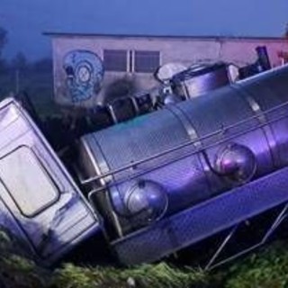 Scontro tra autocarro e macchina nel Modenese: 3 morti Scontro tra autocarro e macchina nel Modenese: 3 morti