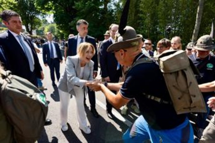 Italia-Usa, governo 'smorza' polemica con Trump. Meloni dagli Alpini: "Un po' di sano orgoglio nazionale" Italia-Usa, governo 'smorza' polemica con Trump. Meloni dagli Alpini: "Un po' di sano orgoglio nazionale"