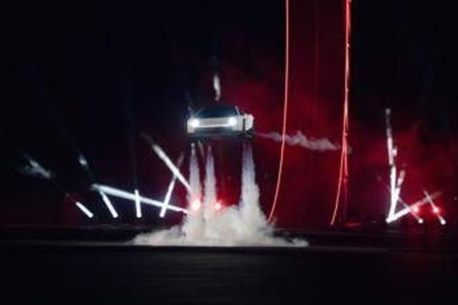 Tesla svela la Roadster, l'auto sportiva capace di volare: in produzione dal 2028