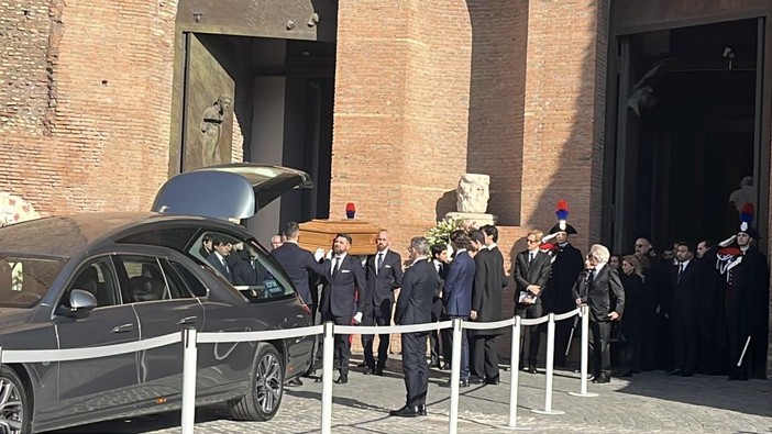 L’ultimo saluto a Valentino, “Grazie per avere creato bellezza” L’ultimo saluto a Valentino, “Grazie per avere creato bellezza”