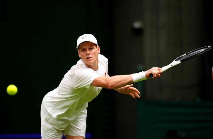Sinner soffre al debutto a Wimbledon ma batte Kecmanovic in 5 set Sinner soffre al debutto a Wimbledon ma batte Kecmanovic in 5 set