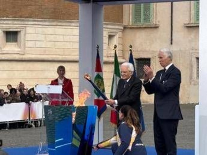 Milano-Cortina, Mattarella accende braciere: &quot;Pace è nel dna olimpico, tregua sia rinnovata&quot;