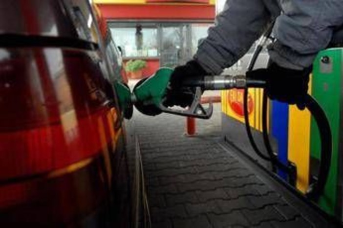 Tregua Iran-Usa e caro carburanti, per il calo dei prezzi bisognerà aspettare Tregua Iran-Usa e caro carburanti, per il calo dei prezzi bisognerà aspettare