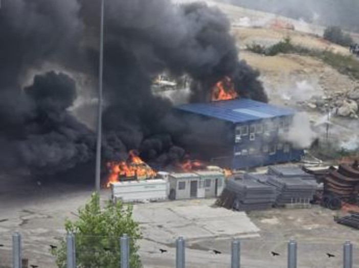 No Tav, assalto al cantiere in Val di Susa: bruciate 2 camionette dei carabinieri