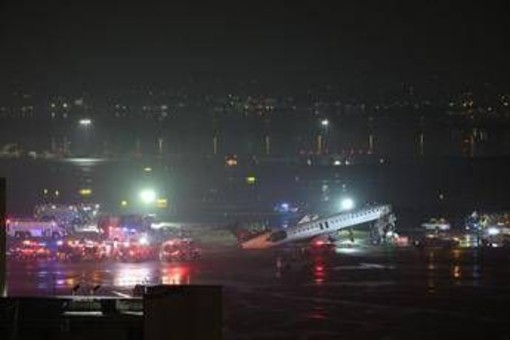 Incidente su pista all'aeroporto LaGuardia di New York, aereo in fase di atterraggio si scontra con un veicolo Incidente su pista all'aeroporto LaGuardia di New York, aereo in fase di atterraggio si scontra con un veicolo
