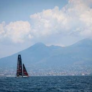 Napoli alza il sipario sull'America's Cup, al via le Regate Preliminari nel Golfo Napoli alza il sipario sull'America's Cup, al via le Regate Preliminari nel Golfo