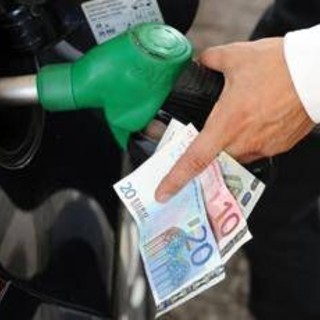 Carburanti, nuova ondata di rialzi: il gasolio torna sopra i due euro a litro Carburanti, nuova ondata di rialzi: il gasolio torna sopra i due euro a litro