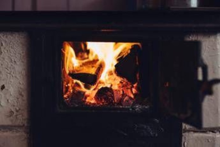 Accende il camino nella casa del figlio e manda a fuoco l'immobile: papà condannato a risarcire