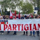 25 aprile, cortei in tutta Italia: momenti di tensione a Roma - Diretta