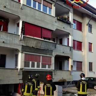 Esplosione in una palazzina nel Torinese, un ferito grave
