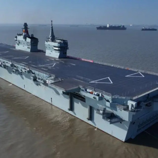 Cina, prima prova in mare per la nave d’assalto anfibia Type 076