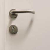 Carta stagnola sulle maniglie delle porte, un gesto gentile verso la propria casa Carta stagnola sulle maniglie delle porte, un gesto gentile verso la propria casa