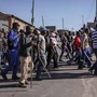 Sudafrica, proteste anti migranti: ronde manifestanti tra le case per cercare irregolari