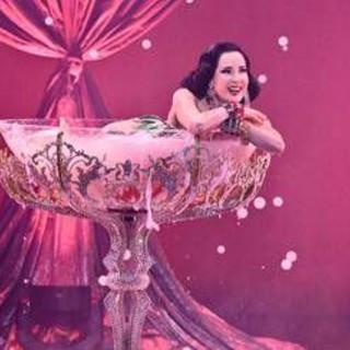 Dita Von Teese: "Il burlesque oggi è potere, non solo seduzione" Dita Von Teese: "Il burlesque oggi è potere, non solo seduzione"