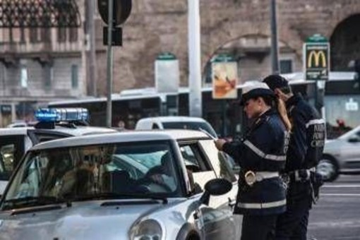 Roma, blocco del traffico oggi domenica 14 dicembre: fasce orarie, chi può circolare e vie interdette Roma, blocco del traffico oggi domenica 14 dicembre: fasce orarie, chi può circolare e vie interdette