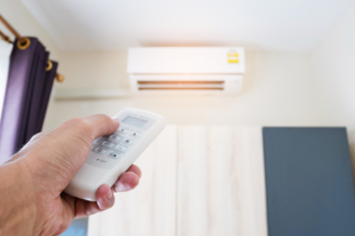 Quanto costa dormire con il condizionatore acceso? La verità dell'esperto