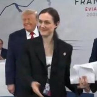 G7, Trump arriva per ultimo alla riunione dei leader: "Sono il boss" G7, Trump arriva per ultimo alla riunione dei leader: "Sono il boss"