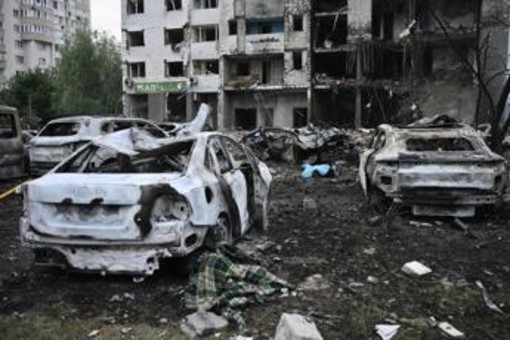 Ucraina, missili russi colpiscono Kiev: 2 morti e una ventina di feriti Ucraina, missili russi colpiscono Kiev: 2 morti e una ventina di feriti