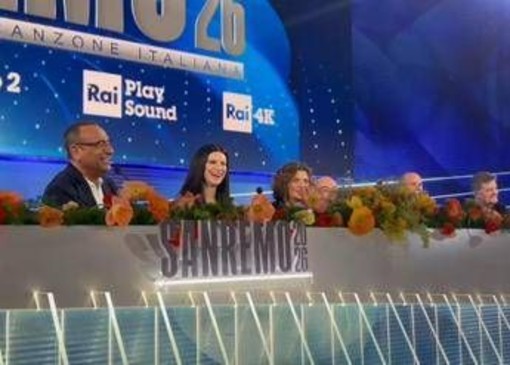 Sanremo, la prima conferenza stampa. Fiorello scherza con Conti: "Vi auguro tante polemiche" Sanremo, la prima conferenza stampa. Fiorello scherza con Conti: "Vi auguro tante polemiche"