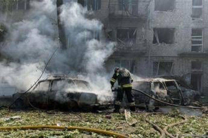 Ucraina, nuovi raid su Kiev e Zaporizhzhia. Zelensky: "Russia ha utilizzato missili balistici nordcoreani"