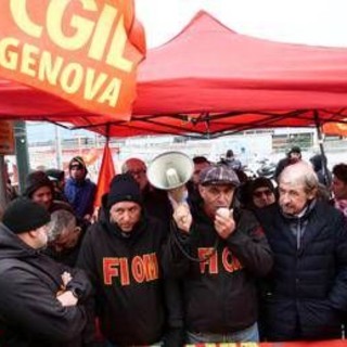Ex Ilva, sciopero a oltranza a Taranto e bloccata e autostrada a Genova Ex Ilva, sciopero a oltranza a Taranto e bloccata e autostrada a Genova