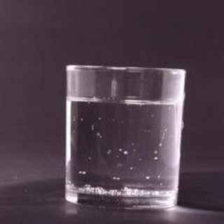 Bere acqua calda al mattino o alla sera? I consigli dell'esperto