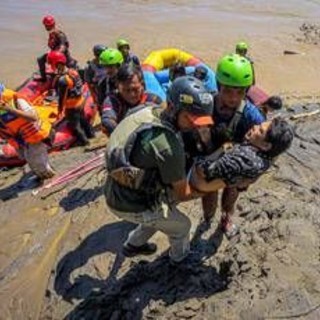 Asia colpita da inondazioni e frane, oltre 1.000 vittime: Sri Lanka e Indonesia in ginocchio Asia colpita da inondazioni e frane, oltre 1.000 vittime: Sri Lanka e Indonesia in ginocchio