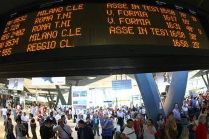 Disagi sull'Alta Velocità oggi, treni in ritardo fino a un'ora per inconveniente tecnico: cosa sappiamo
