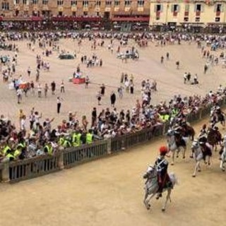 Palio Siena, il Nicchio torna a vincere dopo 28 anni: Tittia firma il cappotto personale Palio Siena, il Nicchio torna a vincere dopo 28 anni: Tittia firma il cappotto personale